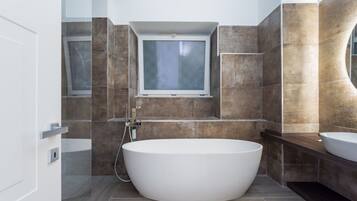 Bidet, shampoo