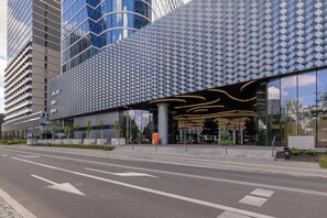 Un edificio moderno con facciata geometrica e ingresso in vetro.