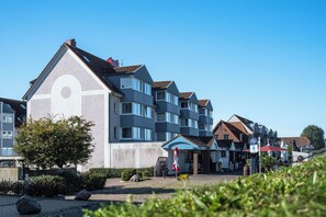 A row of modern multi-story buildings with a flat roof and large windows, likely residential or mixed-use. - Holiday Apartment Strandblick – Sea Views, Relaxation & Holiday Bliss (Schönberg (Holstein))