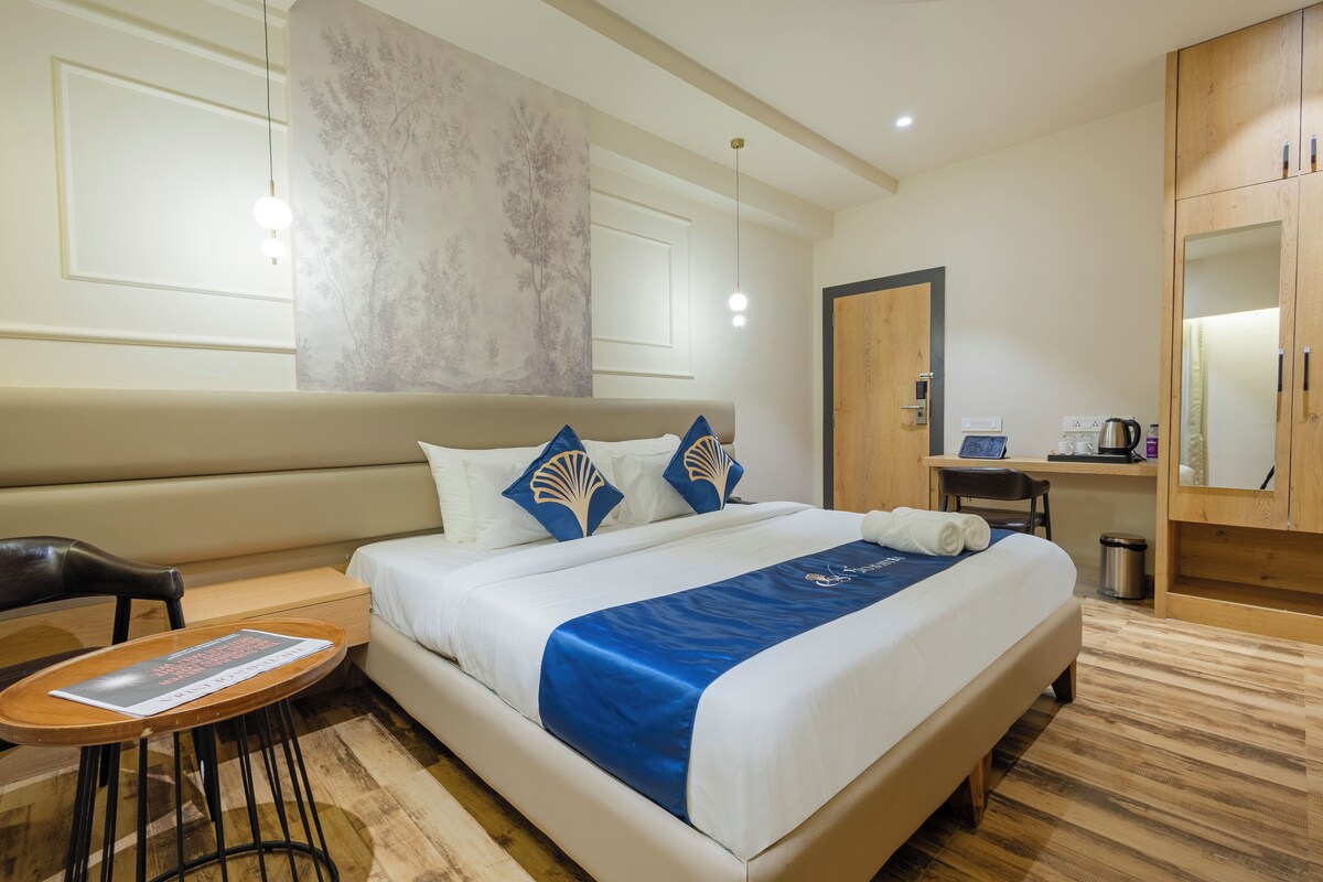 Quarto casal superior, 1 cama Queen | Cofres nos quartos, escrivaninha, espaço de trabalho para notebook