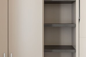 Una stanza moderna e minimalista con una libreria a parete e una porta bianca.