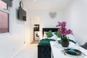 Room - Modern studio on Thornton heath station just 5minutes away offering train to cit (Thornton Heath)