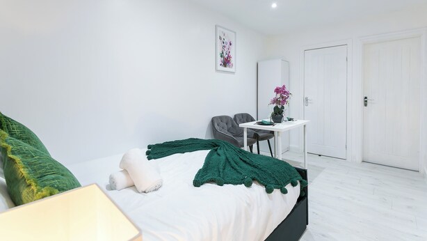 A modern bedroom with a bed, a desk, and a chair. - Modern studio on Thornton heath station just 5minutes away offering train to cit (Thornton Heath)