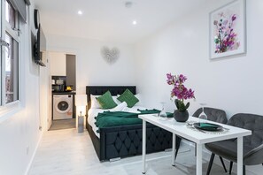 Room - Modern studio on Thornton heath station just 5minutes away offering train to cit (Thornton Heath)