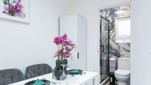 Dining - Modern studio on Thornton heath station just 5minutes away offering train to cit (Thornton Heath)