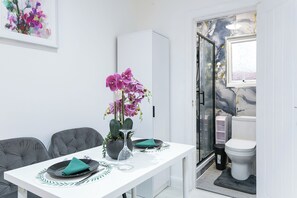 Dining - Modern studio on Thornton heath station just 5minutes away offering train to cit (Thornton Heath)