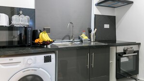 Private kitchen - Modern studio on Thornton heath station just 5minutes away offering train to cit (Thornton Heath)