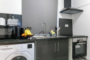 Private kitchen - Modern studio on Thornton heath station just 5minutes away offering train to cit (Thornton Heath)