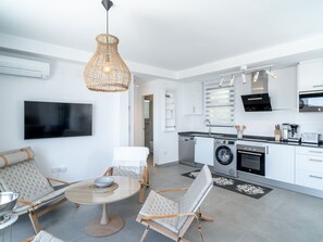 Eine moderne Küche mit Waschmaschine, Backofen und Mikrowelle.