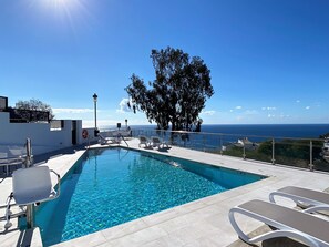 A rooftop swimming pool with clear blue water, surrounded by lounge chairs and a view of the ocean. - Penthouse Balcon del Mar Deluxe 3 by Casasol by Interhome (Nerja)