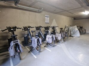 A parking garage with bicycles parked in designated spaces. - 104 / T2 RES DE STANDING, CLIM, PARKING (Sète)