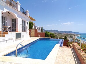 A swimming pool with a view of the sea and mountains. - Villa Prime Seaview by Casasol by Interhome (Nerja)