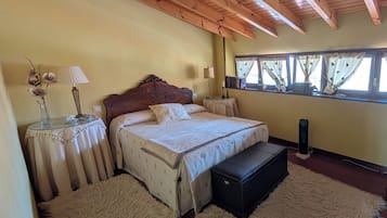 4 bedrooms, desk, iron/ironing board, WiFi (free)
