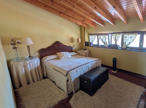 Stone and wood house with a spacious garden by the Cantabrian Sea.