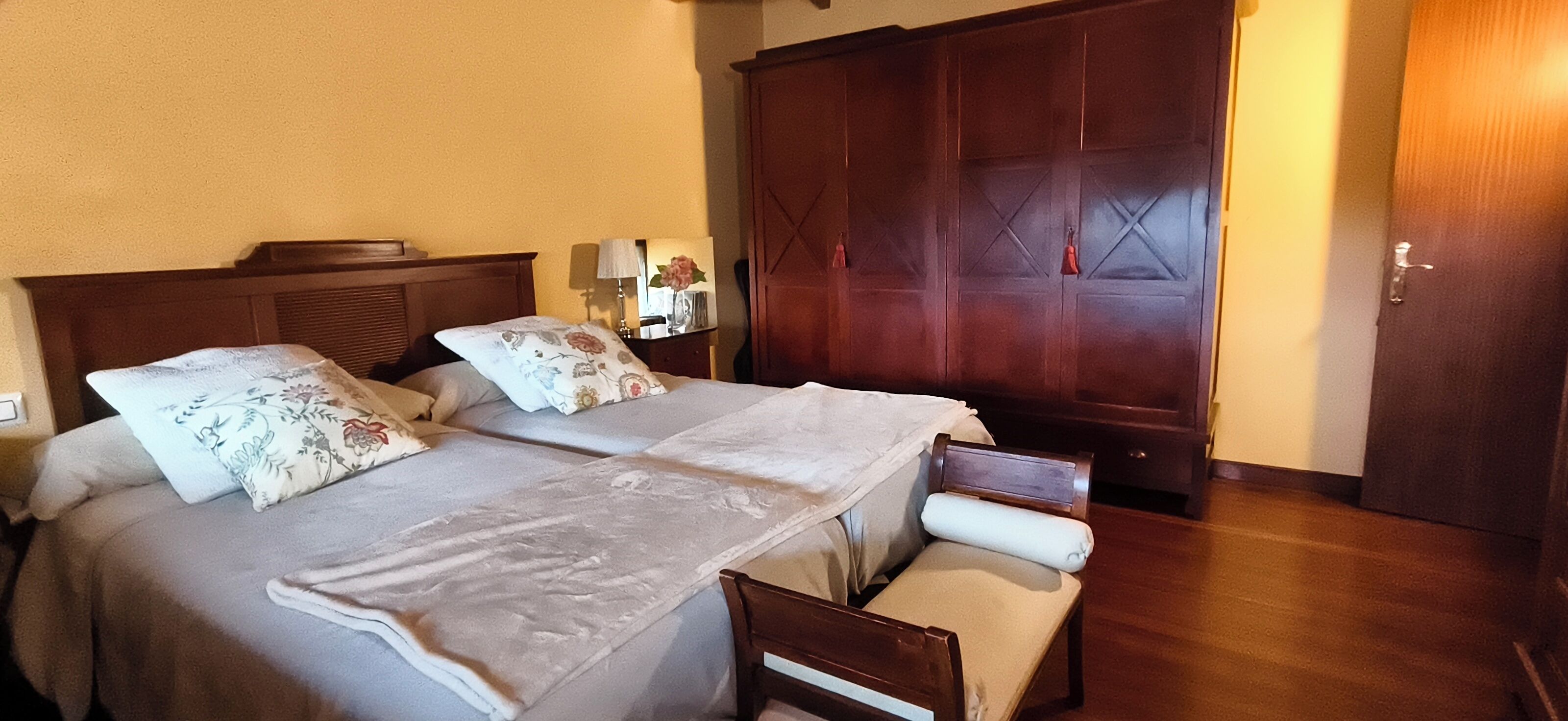 4 dormitorios, escritorio, tabla de planchar con plancha y wifi gratis