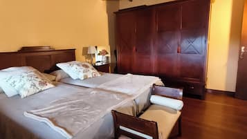 4 bedrooms, desk, iron/ironing board, WiFi (free)