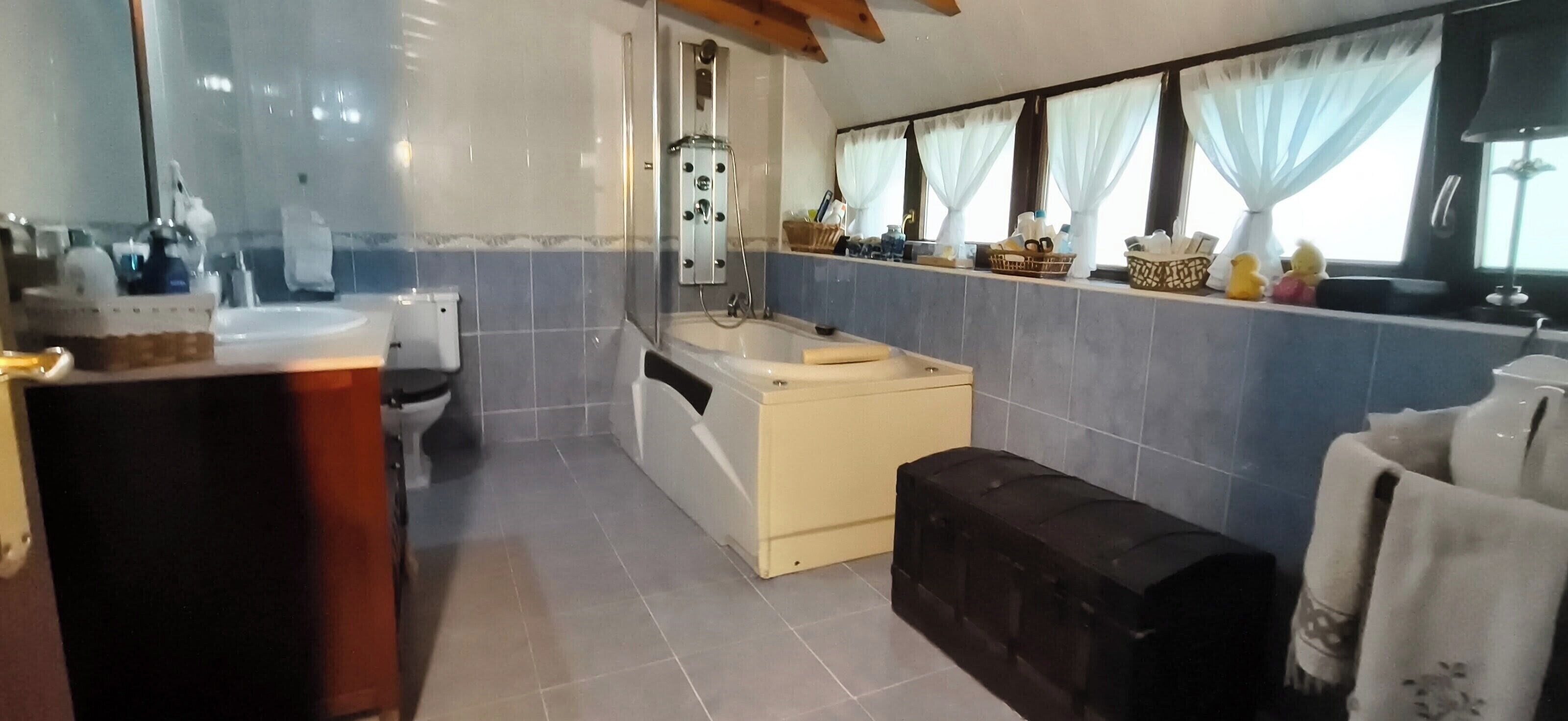Un baño con bañera, inodoro y lavabo.