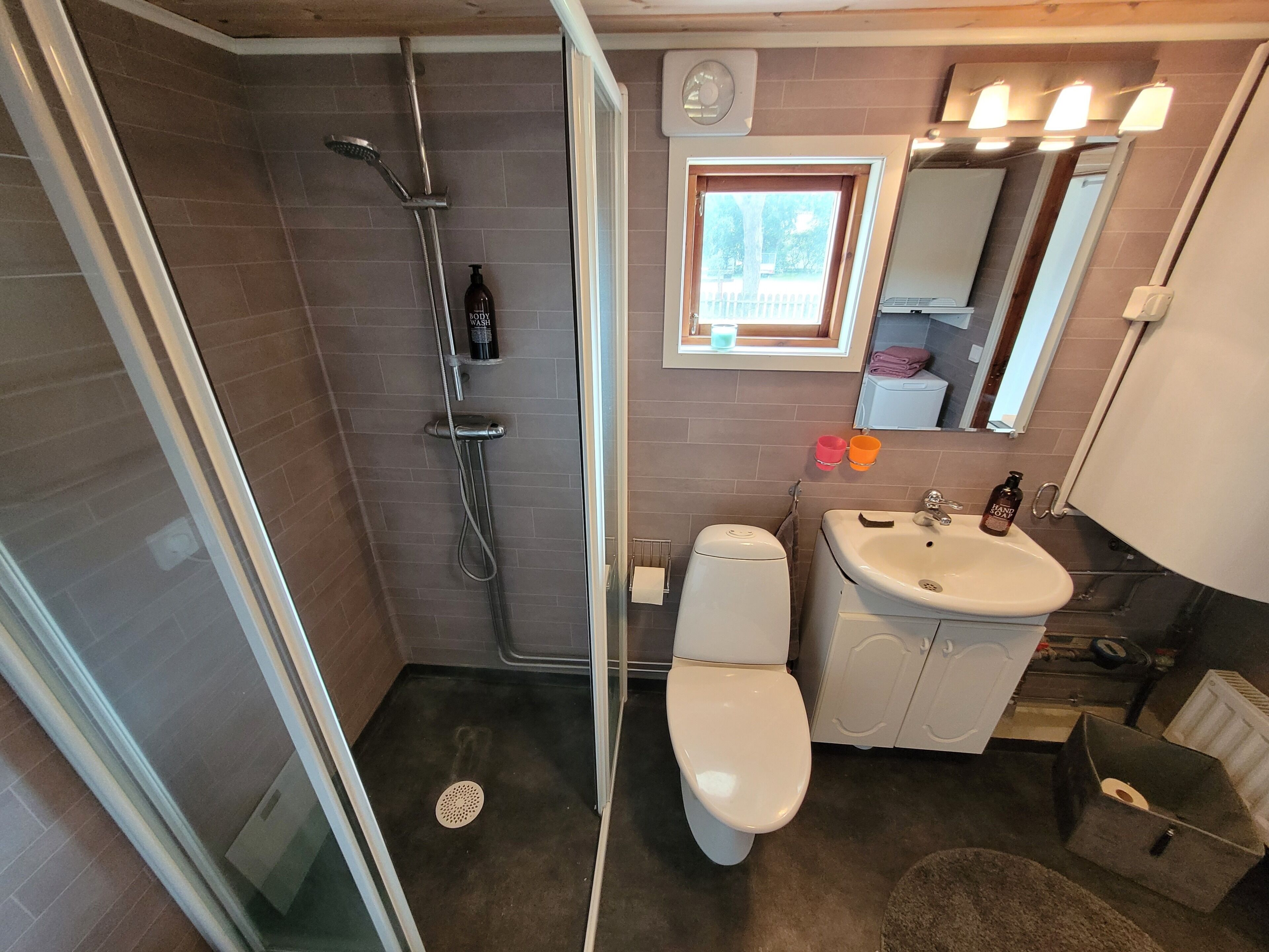 Dusch, handdukar, tvål och toalettpapper