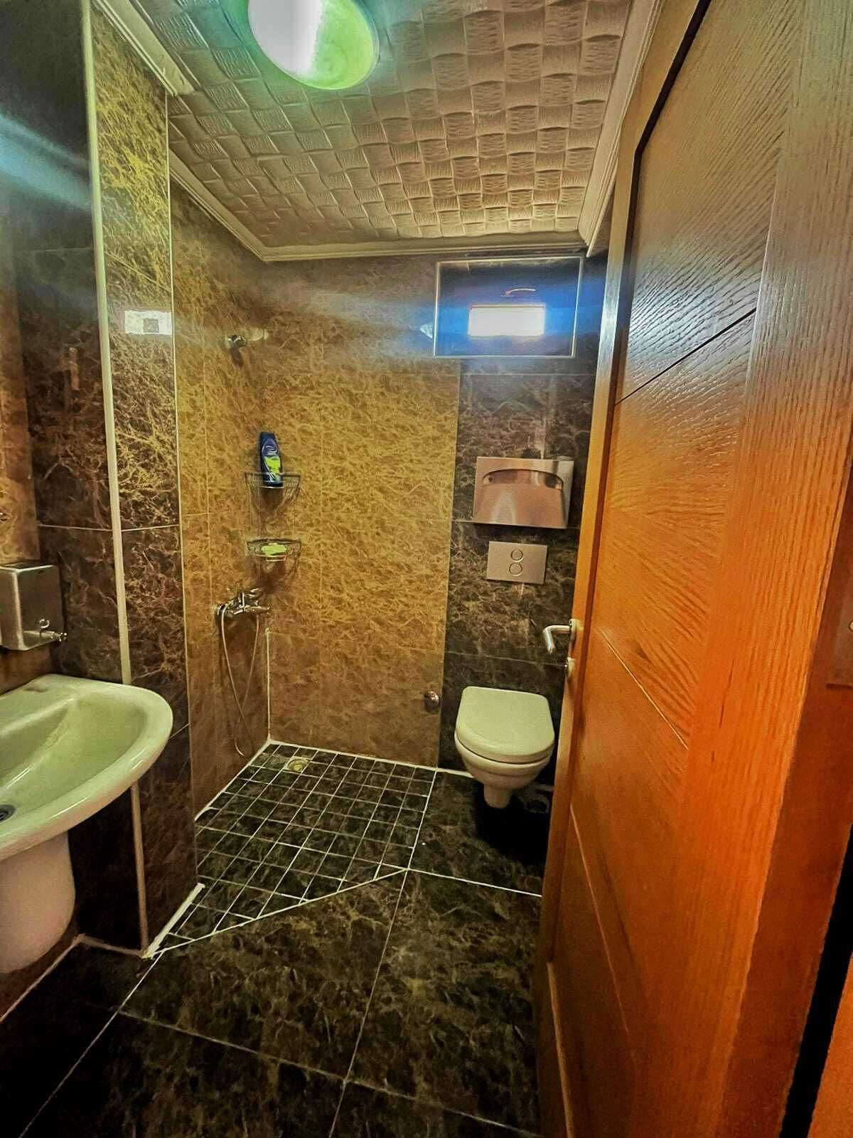 Deluxe appartement, balkon, uitzicht op de stad | Badkamer | Een douche, een haardroger, handdoeken, zeep