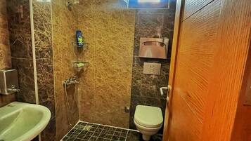 Deluxe appartement, balkon, uitzicht op de stad | Badkamer | Een douche, een haardroger, handdoeken, zeep