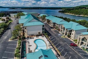 A hotel with multiple buildings, a swimming pool, and a parking lot. - Table Rock Condo_Huge Deck_New Flooring_Private_Free Tickets (Hollister)