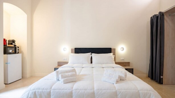 Room - ALL City Hub | 6 Rooms, 9 Beds & 6 Baths in Central Bari (Bari)