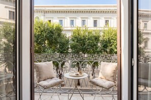 Outdoor dining - ALL City Hub | 6 Rooms, 9 Beds & 6 Baths in Central Bari (Bari)