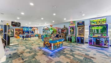 Une salle avec des jeux d’arcade, un sol recouvert de moquette et un plafond doté d’un éclairage encastré.