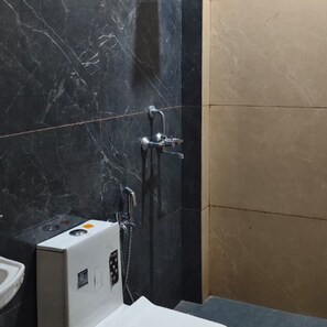 Quarto solteiro, vista para a cidade | Banheiro | Chuveiro, toalhas de banho, sabonete, papel higiênico