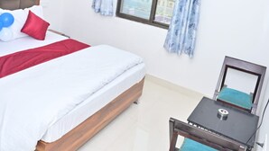 Chambre simple, vue sur la ville