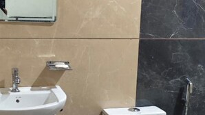 Chambre simple, vue sur la ville | Salle de bain