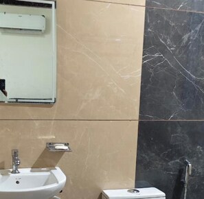 Quarto solteiro, vista para a cidade | Banheiro | Chuveiro, toalhas de banho, sabonete, papel higiênico