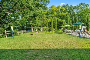 An outdoor area with a rope obstacle course, a wooden fence, and a grassy field. - Amazing Lake Views_Private Hot Tub_Community Amenities_Free Daily Attraction Tickets (Branson)