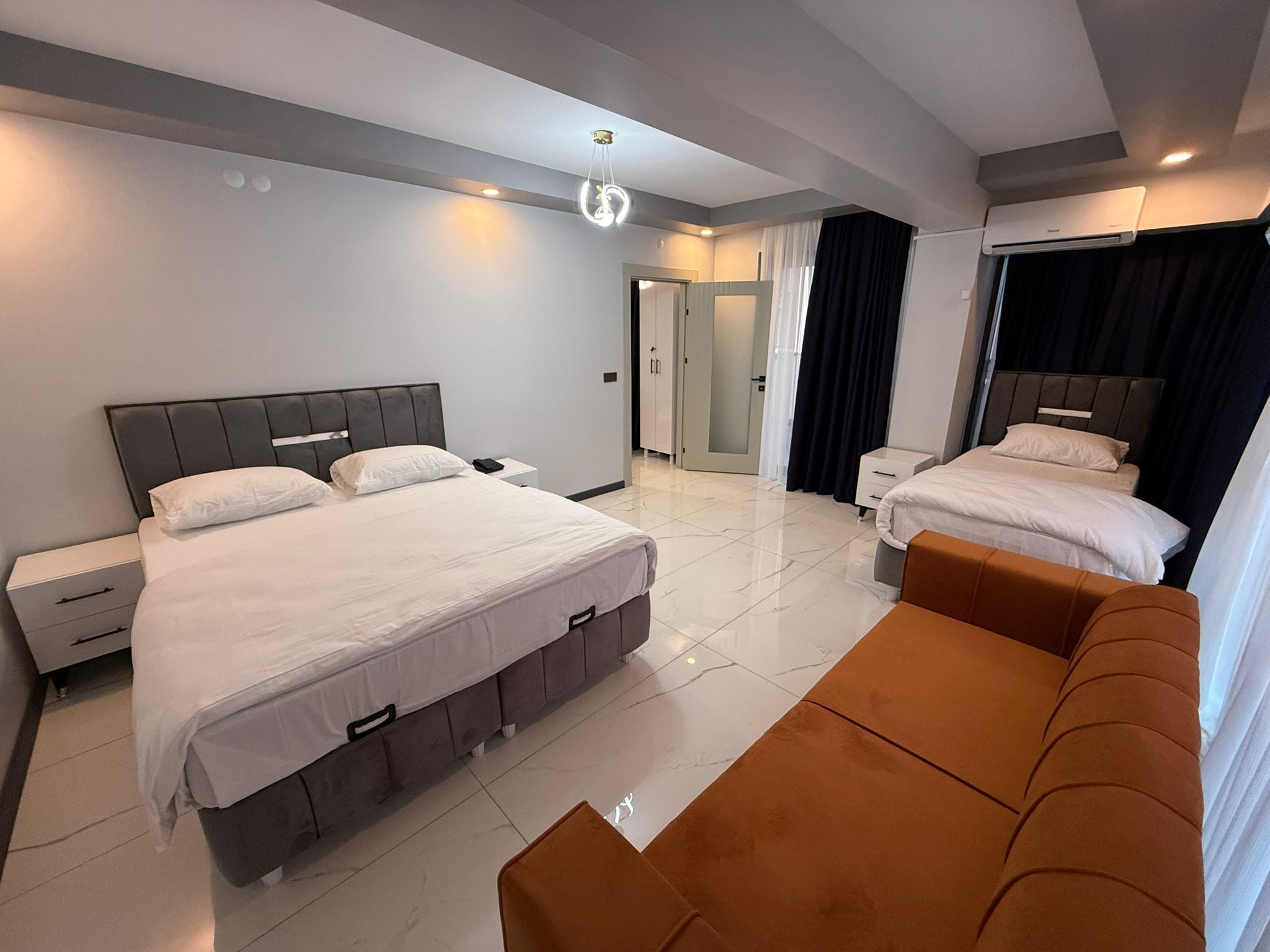 Kamar Keluarga, teras