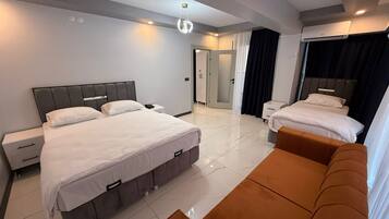 Kamar Keluarga, teras