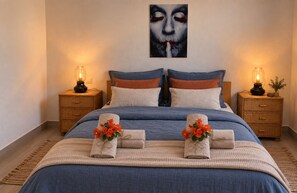 A bedroom with a bed, two nightstands, and a wall-mounted artwork. - Quiet Apartment with Pool & Rooftop Terrace – Conil de la Frontera (Conil de la Frontera)