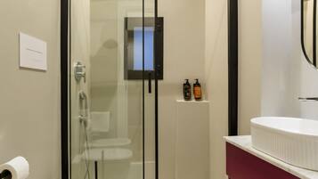 Dusche, Bidet, Handtücher, Shampoo