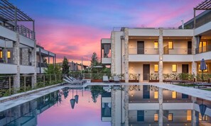 A modern hotel with a pool, outdoor seating, and balconies. - NEW: Casa Serenia - Residence Corte Carden 2 (Bardolino)