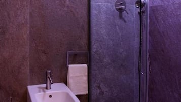 Douche, bidet, shampoing