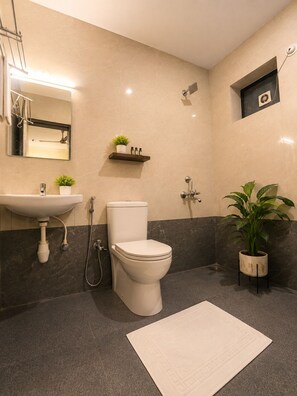Studio Deluks | Kamar mandi | Shower, handuk, sabun, dan sampo