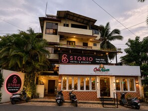 A hotel named STORIO with a sign for Casa Appett. - Storio Hotel & Resort (Panaji)