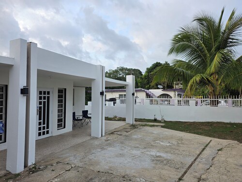 Perfect 4-bedroom house with AC in charming Humacao