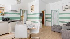 Un espacio habitable moderno con cocina, comedor y zona de estar.