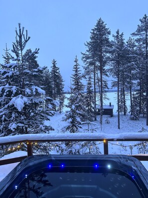 Outdoor spa tub - Log cabin by the lake in Finland: 2 wooden saunas, hot tub, private beach (Pohjois-Savo)