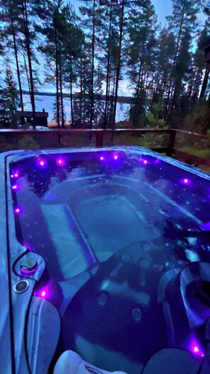 Outdoor spa tub - Log cabin by the lake in Finland: 2 wooden saunas, hot tub, private beach (Pohjois-Savo)