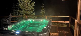 Log cabin by the lake in Finland: 2 wooden saunas, hot tub, private beach