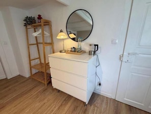 Interior - B&B Heckerfeld: Double Room with Private Bathroom (Burglahr)