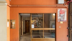 A storefront with a glass door, a wooden door inside, and a sign that reads 'SCALE A'. - Casa 3 Frecce a Corte Isolani by Wonderful Italy (Bologna)