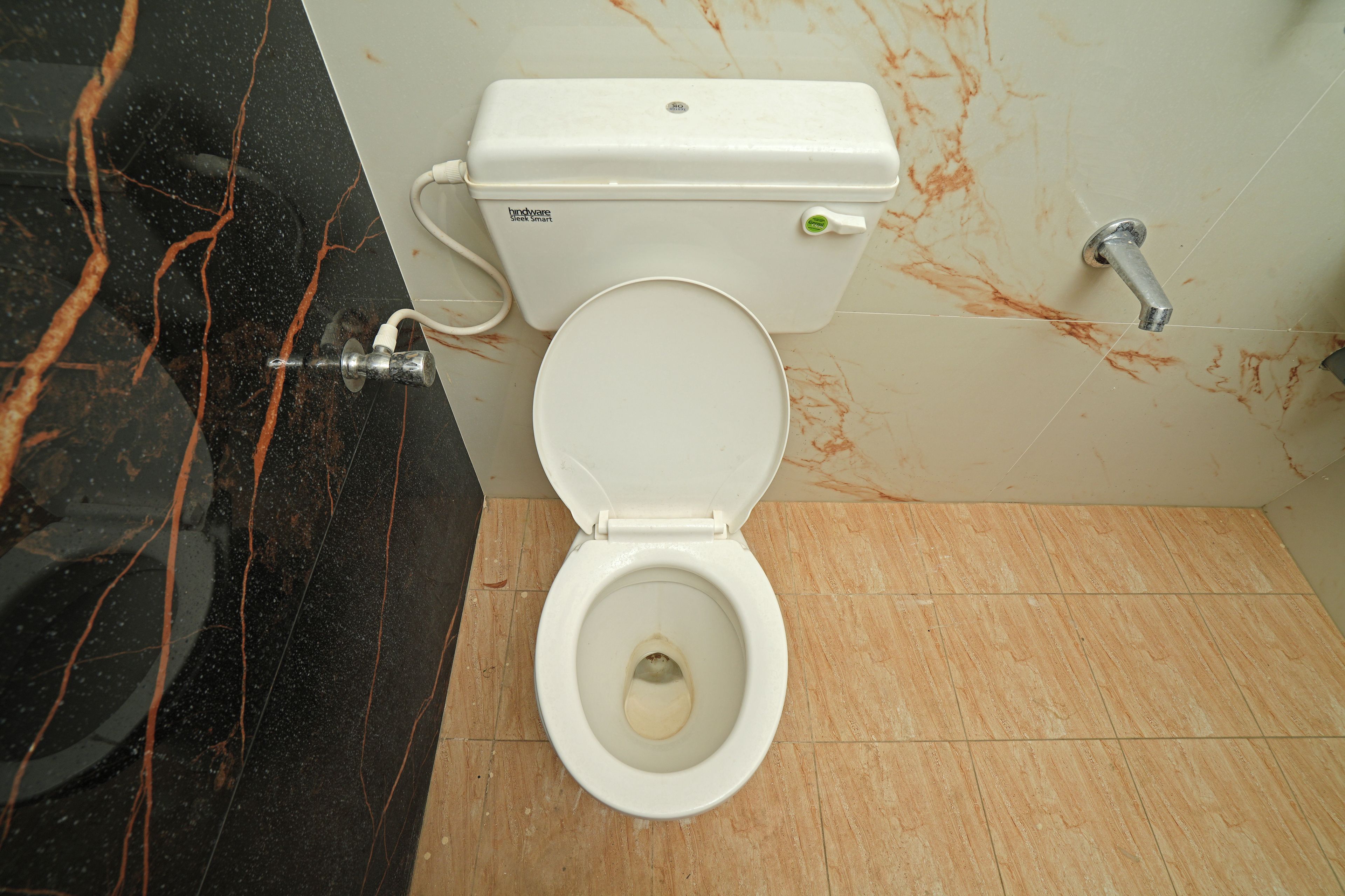 Une salle de bain comprenant des toilettes, un lavabo et un espace douche.