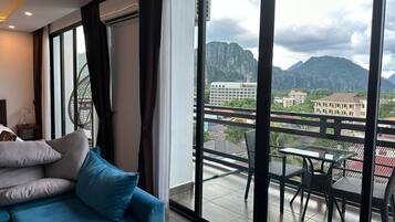 Deluxe suite, uitzicht op bergen | Hypoallergeen beddengoed, pillowtop-bedden, een kluis op de kamer